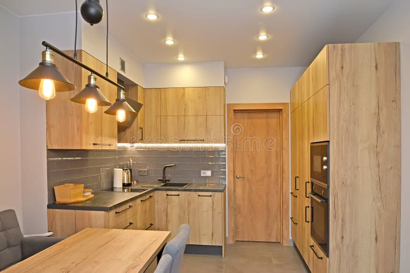 Комната, кухня с подсветкой. Современный минимализм с элементами loft стоковое фото