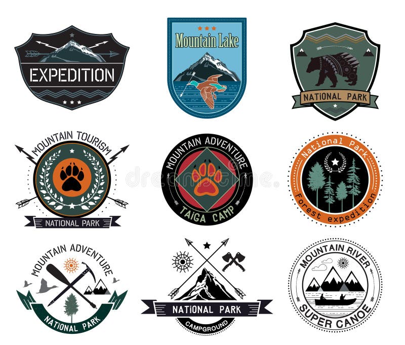 Комплект винтажных элементов значков лагеря древесин и логотипа и дизайна перемещения