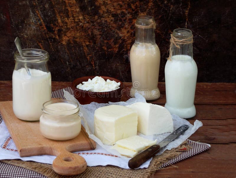 Комплект свежих молочных продучтов на деревянной предпосылке: молоко, сыр, фета ryazhenka моццареллы яичка югурта коттеджа стоковое изображение Комплект свежих молочных продучтов на деревянной предпосылке: молоко, сыр, фета ryazhenka моццареллы яичка югурта коттеджа стоковое изображение