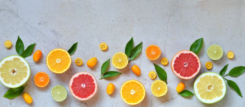 Мандарин, лимон, апельсин и киви на деревянной разделочной доске ...