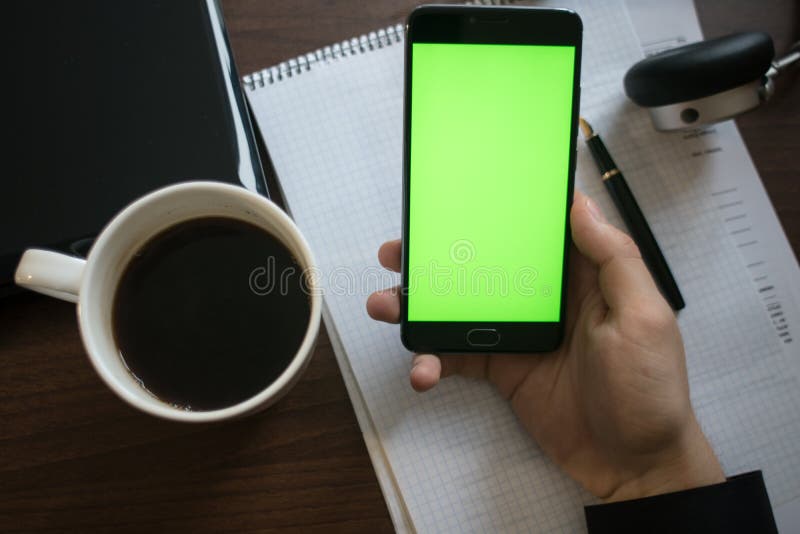 Компьтер-книжка и smartphone наушников с зеленым экраном для ключевого chrom стоковая фотография