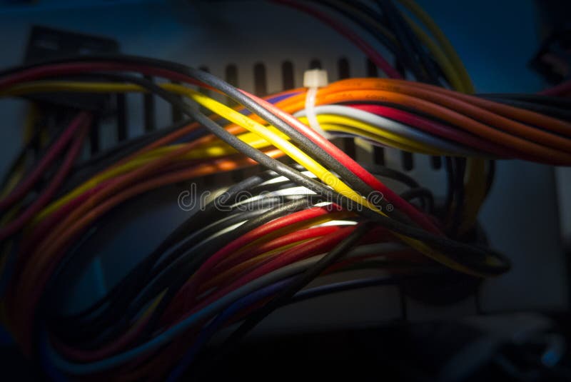 Компьютер разбойничества данных покрасил кабели стоковое изображение rf Компьютер разбойничества данных покрасил кабели стоковое изображение rf