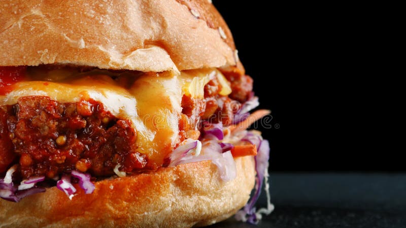 Конец бургера вверх на черной предпосылке Свежие овощи и зажаренное мясо стоковое фото Конец бургера вверх на черной предпосылке Свежие овощи и зажаренное мясо стоковое фото