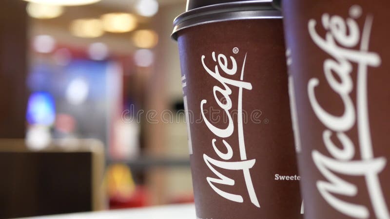 Конец в горячий кофе mccafe в ресторане быстрого питания McDonalds акции видеоматериалы