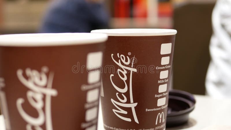 Конец в горячий кофе mccafe в ресторане быстрого питания McDonalds сток-видео
