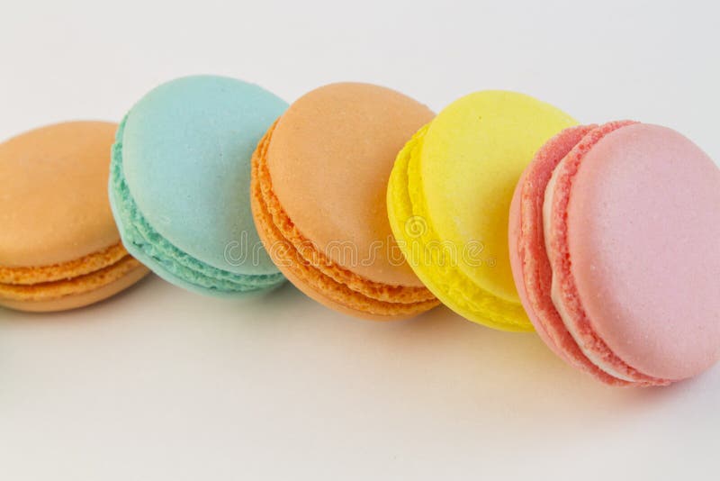 Конец-вверх macarons пирожного печений французского печенья Цвет на белой предпосылке, желтые розовые голубые макароны Macaroons стоковые изображения Конец-вверх macarons пирожного печений французского печенья Цвет на белой предпосылке, желтые розовые голубые макароны Macaroons стоковые изображения