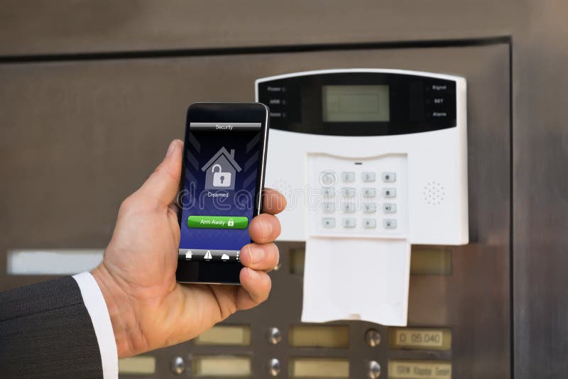 Конец-вверх Smartphone предпринимателя для подготовлять систему стоковые фото