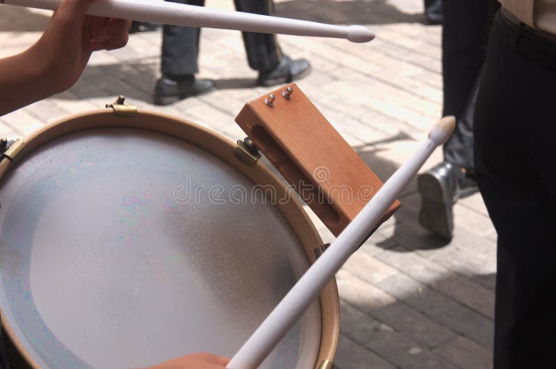 Конец-вверх барабанчика с drumsticks во время уличного праздника стоковые фото Конец-вверх барабанчика с drumsticks во время уличного праздника стоковые фото