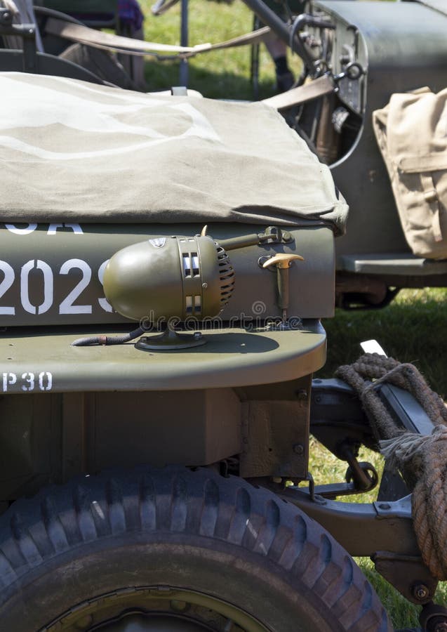 Конец-вверх виллиса WWII бортового bonnet показывая бортовой свет стоковые изображения rf Конец-вверх виллиса WWII бортового bonnet показывая бортовой свет стоковые изображения rf