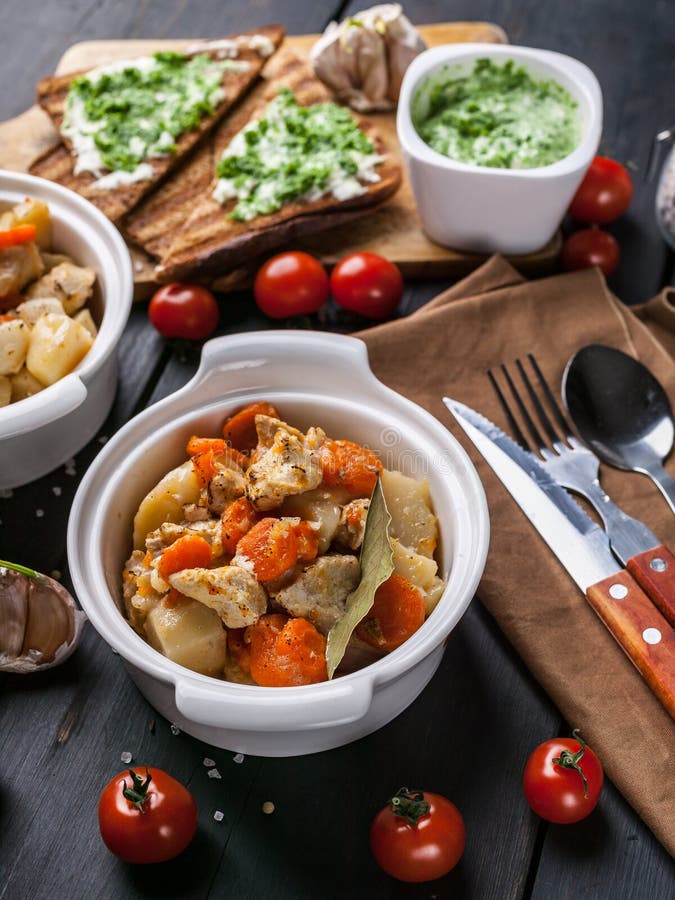 Конец-вверх испек цыпленка с картошками и морковами, сэндвичами сыра и томатами вишни на темной деревянной предпосылке стоковые изображения rf Конец-вверх испек цыпленка с картошками и морковами, сэндвичами сыра и томатами вишни на темной деревянной предпосылке стоковые изображения rf