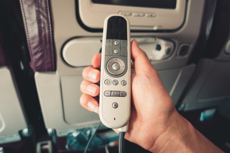 Конец вверх по мужской руке держит дистанционное управление monit экрана LCD стоковые изображения rf Конец вверх по мужской руке держит дистанционное управление monit экрана LCD стоковые изображения rf