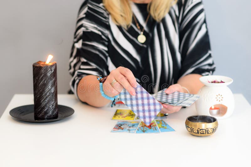 Конец вверх по рукам женщины с картами tarot Чтение карты Divination и Ясновидение стоковое фото