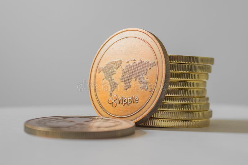 Конец-вверх пульсации XRP системы платежей мира секретный-виртуальной Смартфон, читая финансовые новости на фондовых биржах стоковая фотография Конец-вверх пульсации XRP системы платежей мира секретный-виртуальной Смартфон, читая финансовые новости на фондовых биржах стоковая фотография