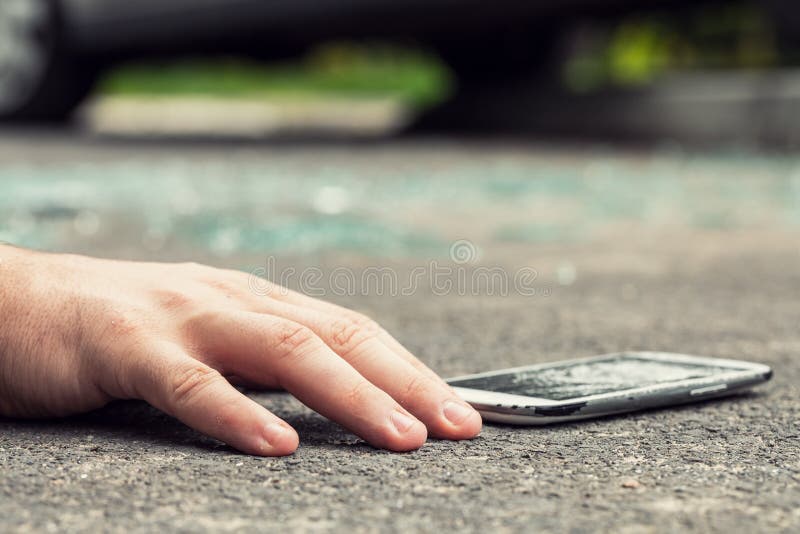 Конец-вверх руки жертвы и smartphone после опасного inci стоковое изображение