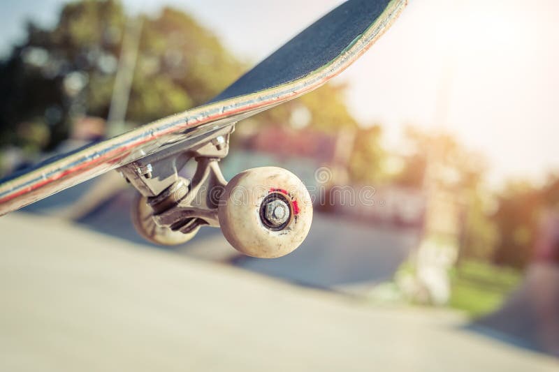 Конец-вверх скейтборда в skatepark стоковое изображение rf Конец-вверх скейтборда в skatepark стоковое изображение rf