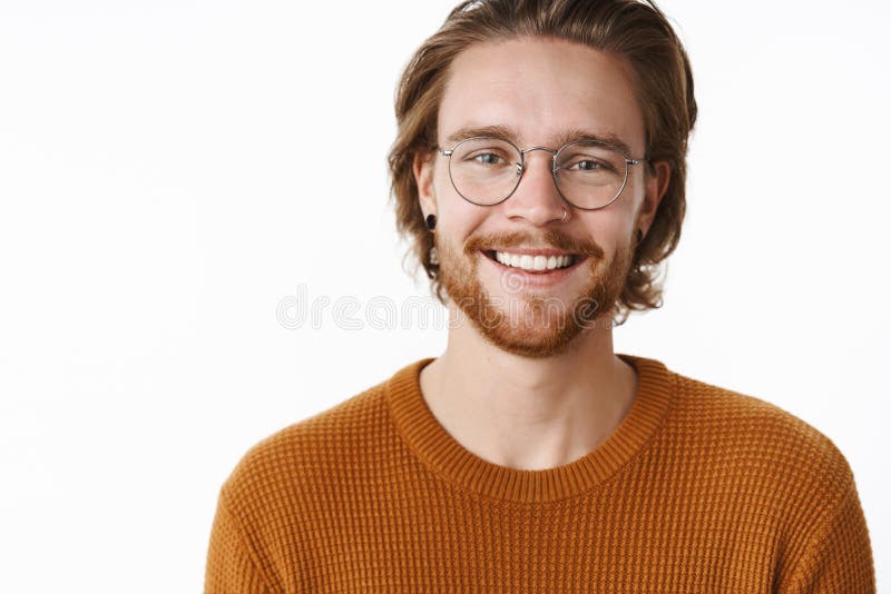 Конец-вверх снятый удовлетворенного европейского бородатого парня redhead в стеклах с зелеными глазами нося свитер усмехаясь широ стоковые фотографии rf Конец-вверх снятый удовлетворенного европейского бородатого парня redhead в стеклах с зелеными глазами нося свитер усмехаясь широ стоковые фотографии rf
