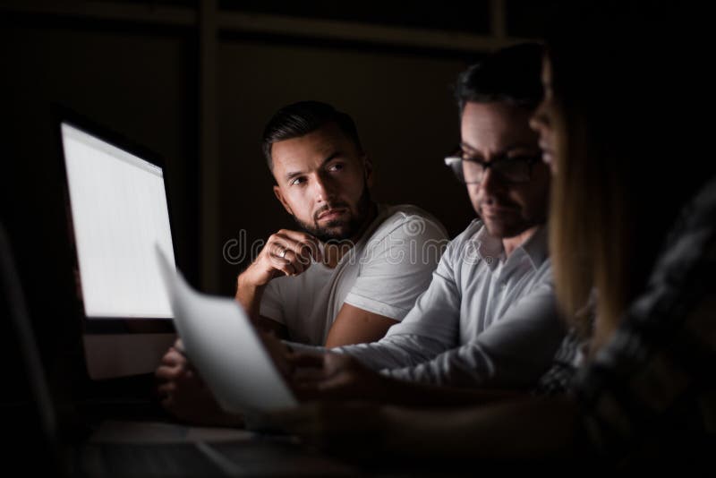 конец вверх утомленные работники работая дополнительное время стоковая фотография конец вверх утомленные работники работая дополнительное время стоковая фотография