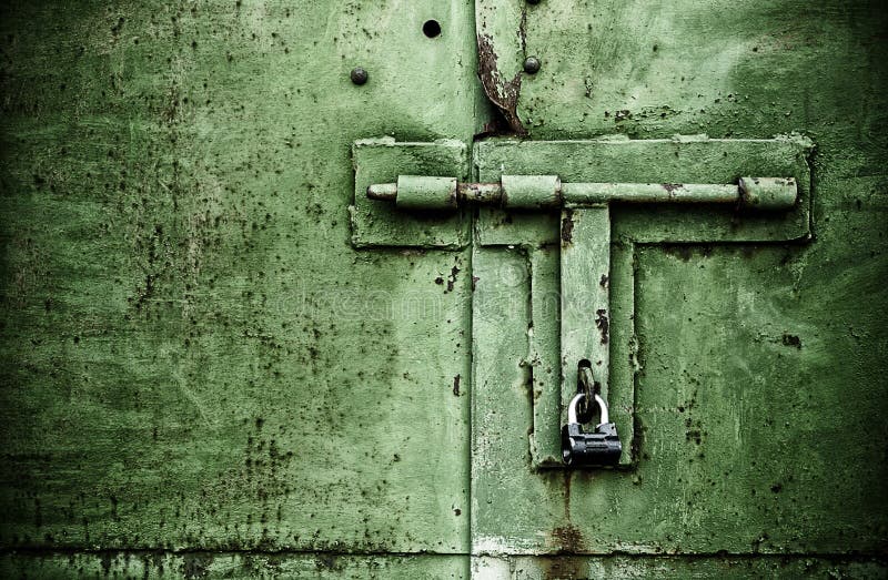 Конец двери зеленого цвета ржавый вверх по детали с padlock и болтом стоковые изображения