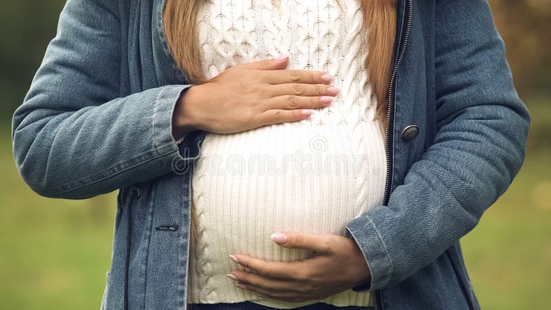 Конец живота беременной женщины касающий вверх, предполагать newborn, клиника материнства стоковые фотографии rf Конец живота беременной женщины касающий вверх, предполагать newborn, клиника материнства стоковые фотографии rf