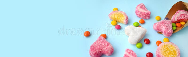 Конец на дачу разноцветные конфет желе и сладости с конусом на синем фоне. стоковая фотография