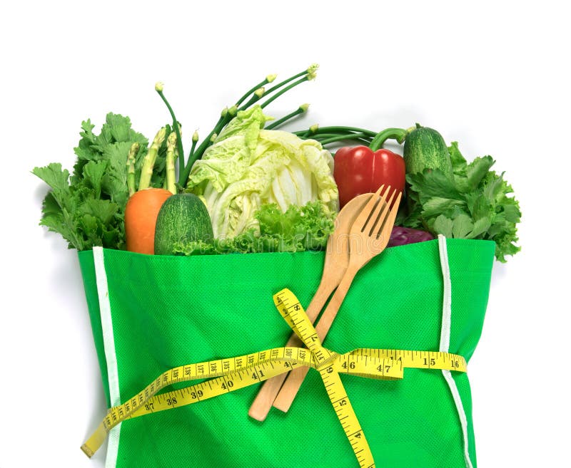 Конец по зеленой продуктовой сумке смешанных органических зеленых овощей на белом здорового органическом зеленом здравоохранение п стоковое фото
