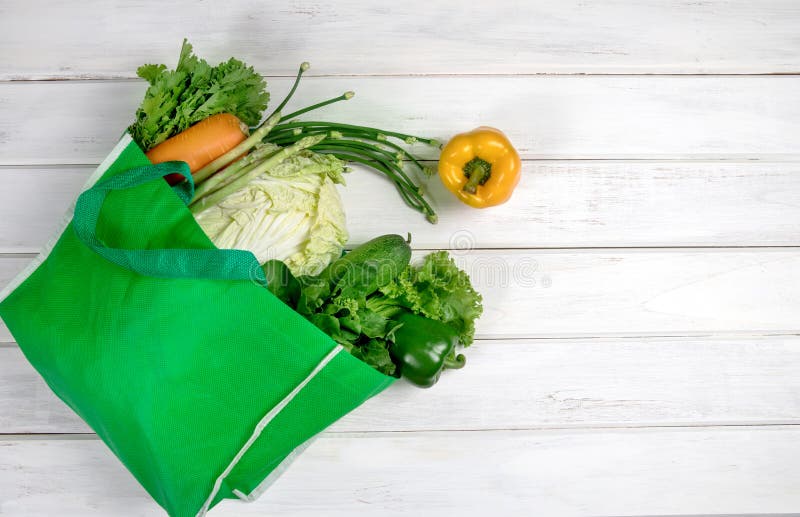Конец по зеленой продуктовой сумке смешанных органических зеленых овощей на белом здорового органическом зеленом здравоохранение п стоковые изображения rf