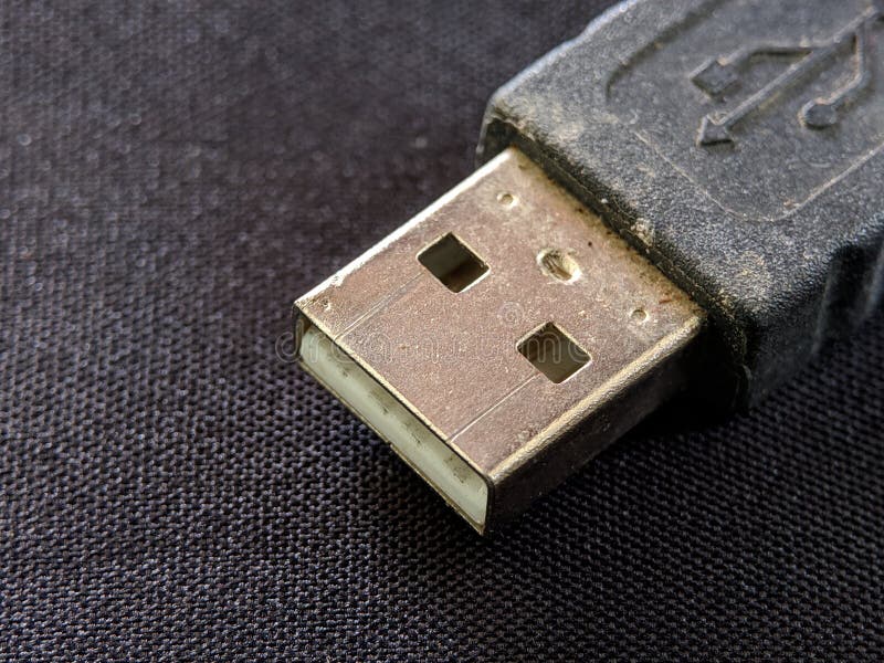 Конец универсальной последовательной шины USB вверх на черной текстуре фона стоковые фото Конец универсальной последовательной шины USB вверх на черной текстуре фона стоковые фото