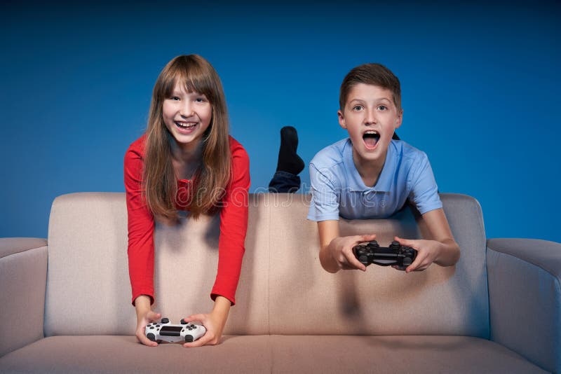 Конкуренция компьютерных игр Игровая концепция Волнующая девушка играет в видеоигру с джойстиком стоковое фото