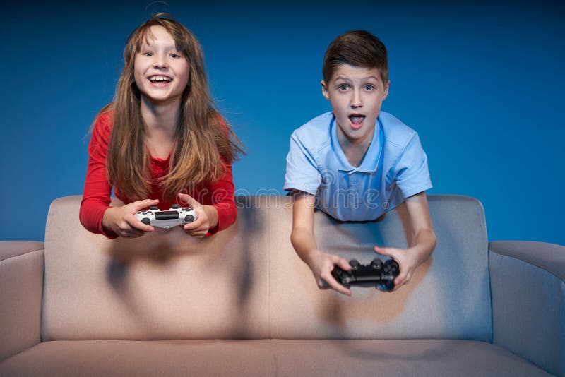 Конкуренция компьютерных игр Игровая концепция Волнующая девушка играет в видеоигру с джойстиком стоковые изображения rf