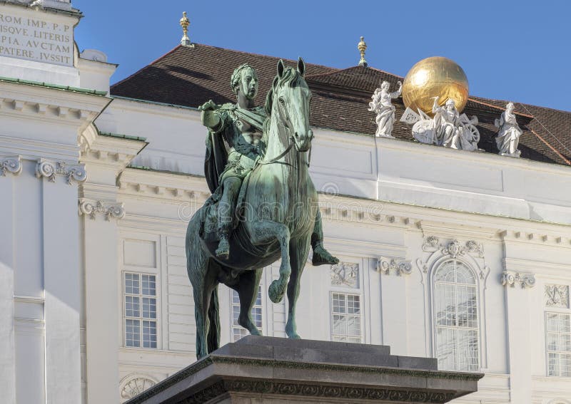 Конноспортивная статуя императора Иосиф II, Josefsplatz, Вена, Австрия стоковые изображения rf Конноспортивная статуя императора Иосиф II, Josefsplatz, Вена, Австрия стоковые изображения rf