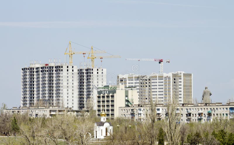 Конструкция зданий мульти-этажа на монолитовой технологии. ВОЛГОГРАД - 26-ОЕ АПРЕЛЯ: Конструкция нового жилого комплекса монолитовых домов на банках Волги 26-ое апреля 2015 в Волгограде, России