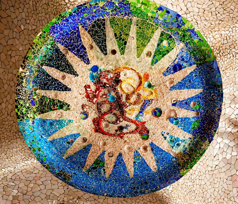 Парк Барселона Cataloni Guell конструкции мозаики Antoni Gaudi керамический стоковое фото rf Парк Барселона Cataloni Guell конструкции мозаики Antoni Gaudi керамический стоковое фото rf