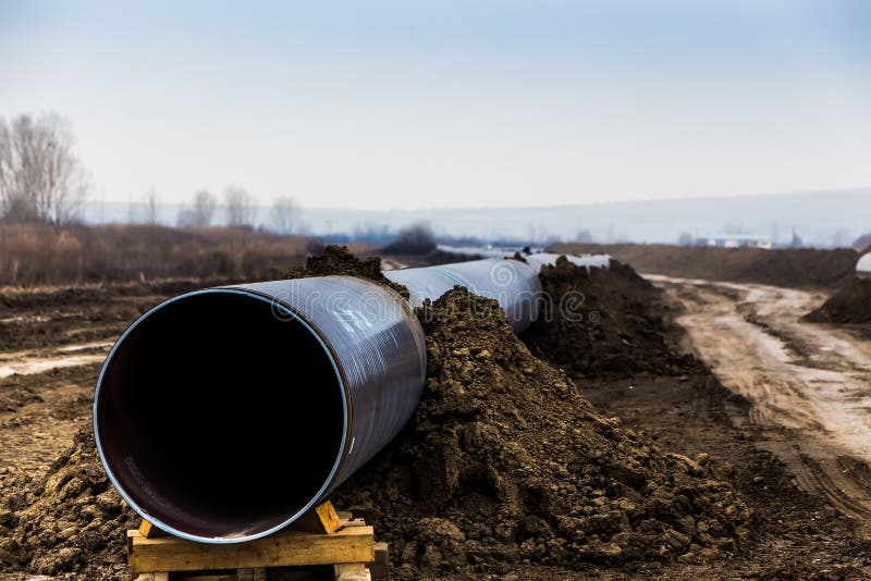 Конструкция трубопровода Trans газопровода адриатического - КРАНА стоковые изображения rf Конструкция трубопровода Trans газопровода адриатического - КРАНА стоковые изображения rf