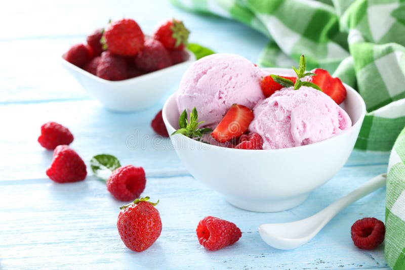 конусы шоколада предпосылки cream мороженое льда над белизной ванили клубники фисташки стоковые изображения rf