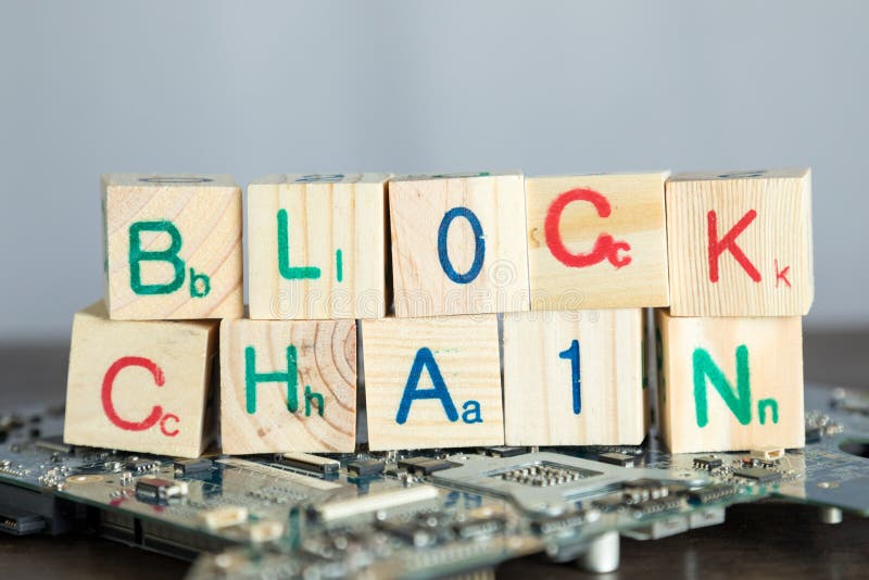 Концепция Blockchain Деревянные блоки говорят цепь блока с бинарным кодом стоковая фотография Концепция Blockchain Деревянные блоки говорят цепь блока с бинарным кодом стоковая фотография