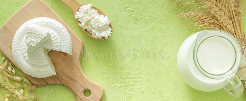 Концепция Shavuot - молочные продучты и пшеница на предпосылке древесной зелени стоковое фото rf Концепция Shavuot - молочные продучты и пшеница на предпосылке древесной зелени стоковое фото rf
