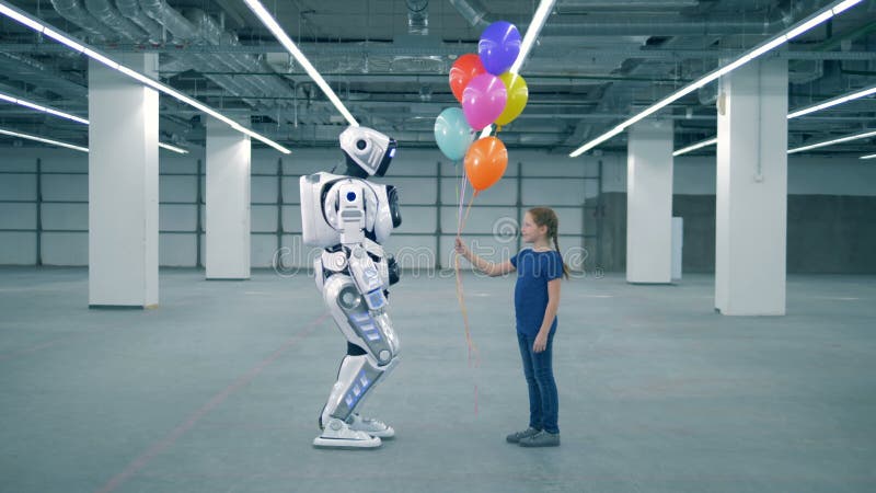 Концепция будущего Одна девушка представляя воздушные шары к droid, взгляду со стороны