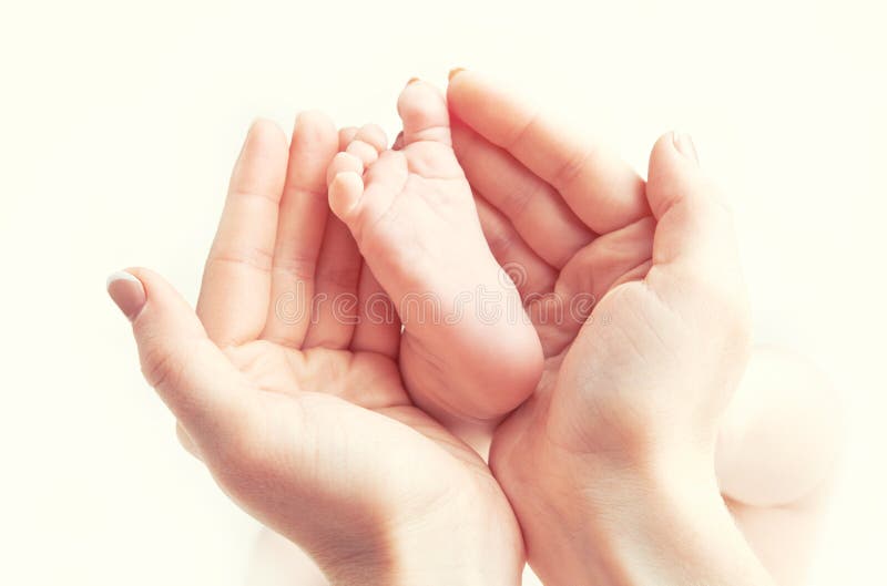 Концепция влюбленности, родительства, материнства newborn нога младенца в mo стоковые изображения