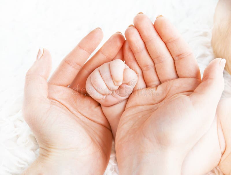 Концепция влюбленности, родительства, материнства newborn ручка младенца внутри стоковое изображение rf