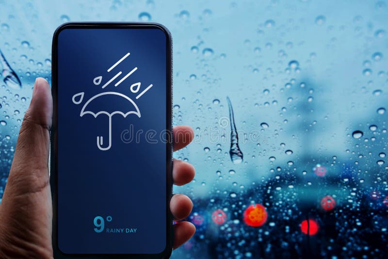 Концепция дождливого дня Рука держа Smartphone с погодой Informat стоковые фото Концепция дождливого дня Рука держа Smartphone с погодой Informat стоковые фото