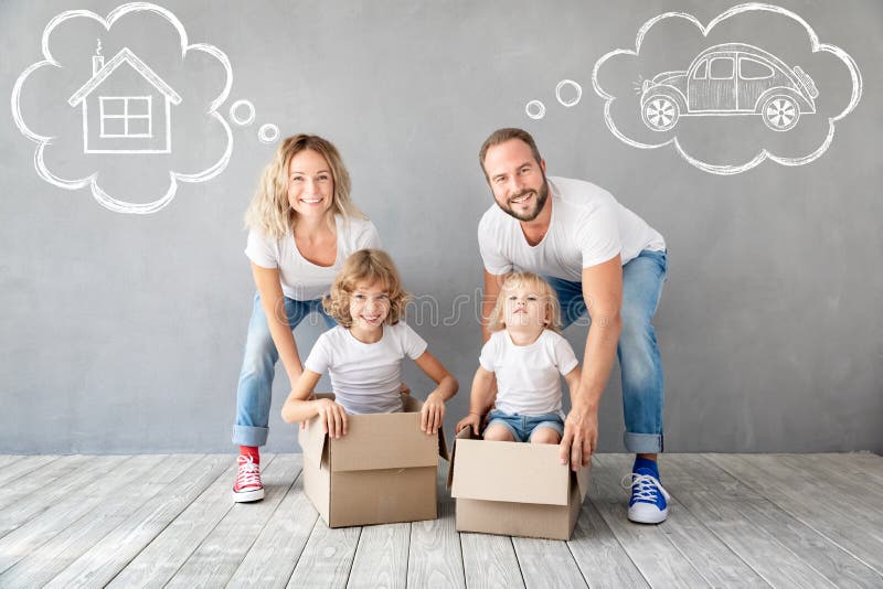 Концепция дома дня семьи новая домашняя Moving стоковая фотография rf Концепция дома дня семьи новая домашняя Moving стоковая фотография rf