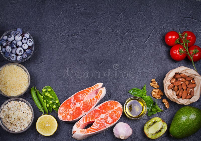 Концепция еды вытрезвителя здоровая с salmon рыбами, овощами, плодоовощами и ингридиентами для варить стоковые изображения