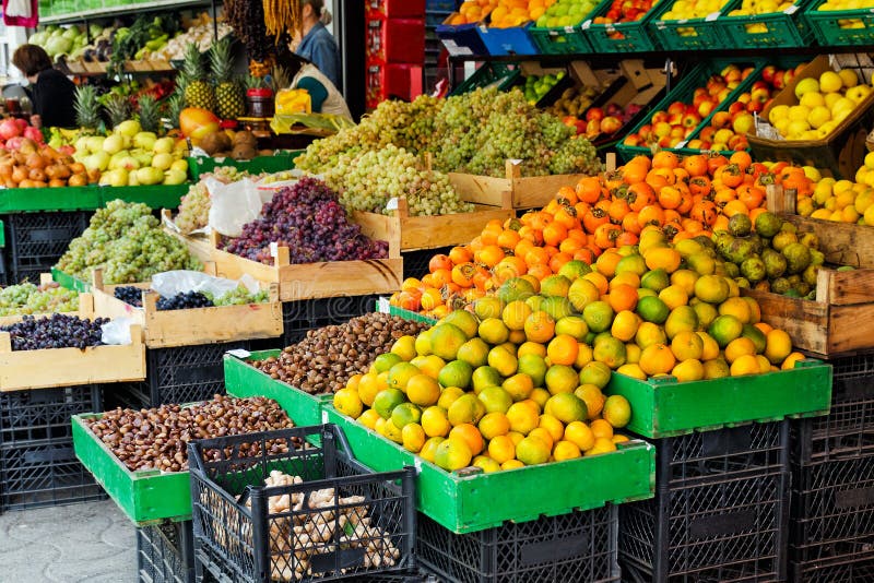 Концепция земледелия и продуктов ` фермеров - торговли улицы сезонных плодоовощей - мандарины, хурмы, виноградины, яблоки стоковые фотографии rf Концепция земледелия и продуктов ` фермеров - торговли улицы сезонных плодоовощей - мандарины, хурмы, виноградины, яблоки стоковые фотографии rf