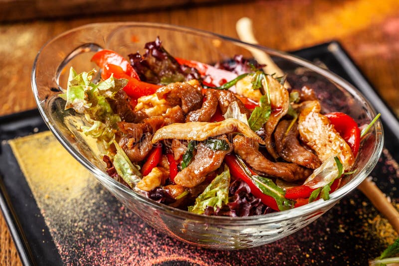 Концепция индийской кухни Теплый салат с соусом говядины и мяты цыпленка, болгарского перца и меда Блюда сервировки в ресторане стоковые фотографии rf Концепция индийской кухни Теплый салат с соусом говядины и мяты цыпленка, болгарского перца и меда Блюда сервировки в ресторане стоковые фотографии rf