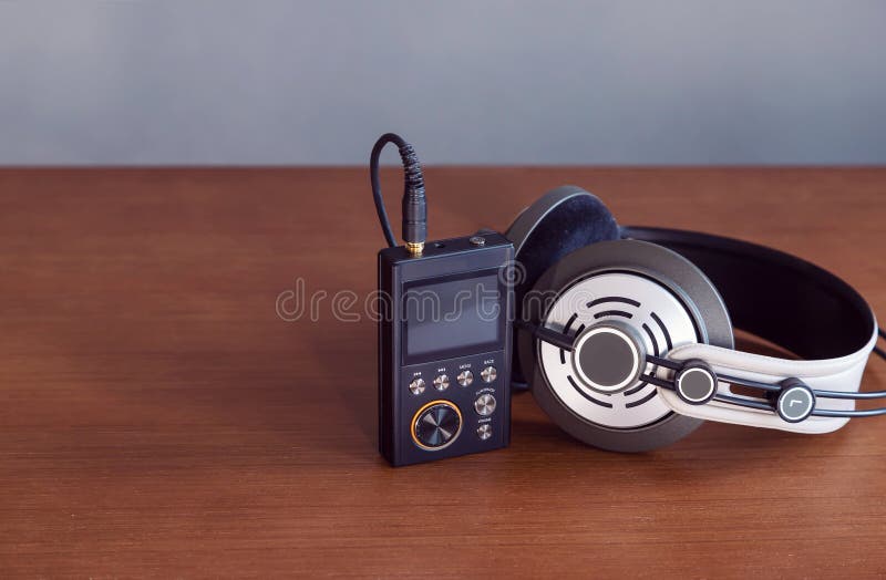 концепция культуры прослушивания музыки включает портативный mp3-проигрыватель и полноразмерные наушники стоковое изображение rf