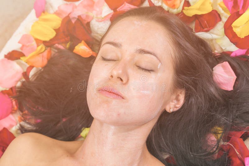 Концепция людей, красоты, курорта, косметологии и skincare стоковые фото Концепция людей, красоты, курорта, косметологии и skincare стоковые фото