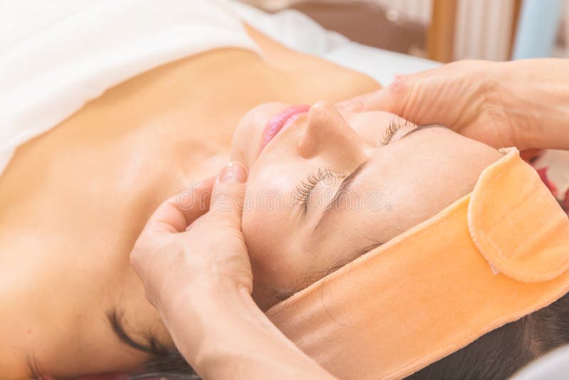 Концепция людей, красоты, курорта, косметологии и skincare стоковые изображения Концепция людей, красоты, курорта, косметологии и skincare стоковые изображения
