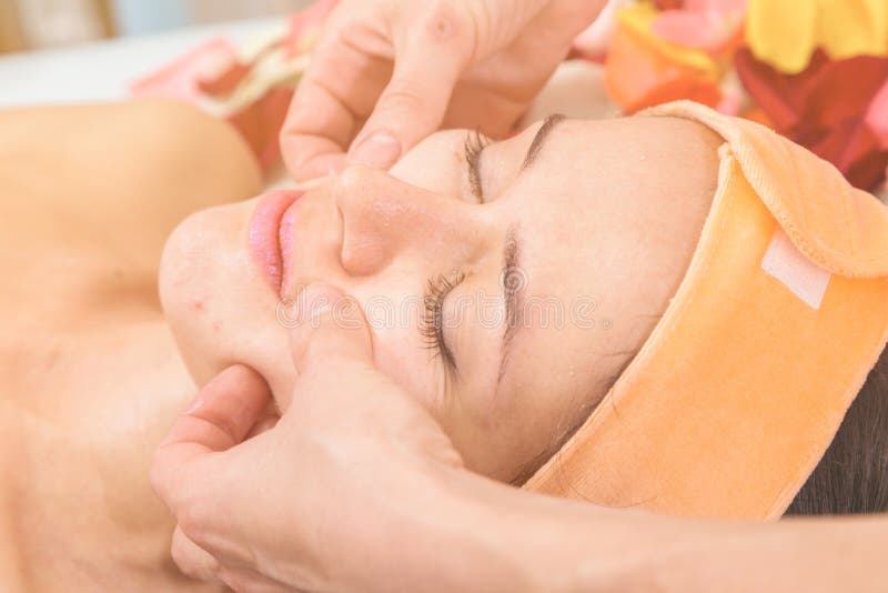 Концепция людей, красоты, курорта, косметологии и skincare стоковые изображения Концепция людей, красоты, курорта, косметологии и skincare стоковые изображения