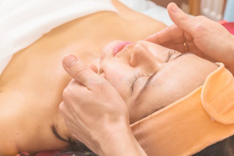 Концепция людей, красоты, курорта, косметологии и skincare стоковая фотография Концепция людей, красоты, курорта, косметологии и skincare стоковая фотография