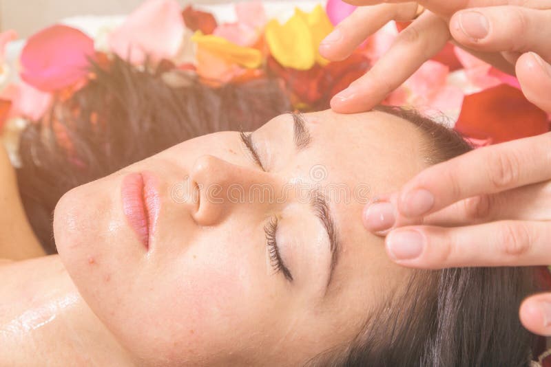 Концепция людей, красоты, курорта, косметологии и skincare стоковая фотография rf Концепция людей, красоты, курорта, косметологии и skincare стоковая фотография rf